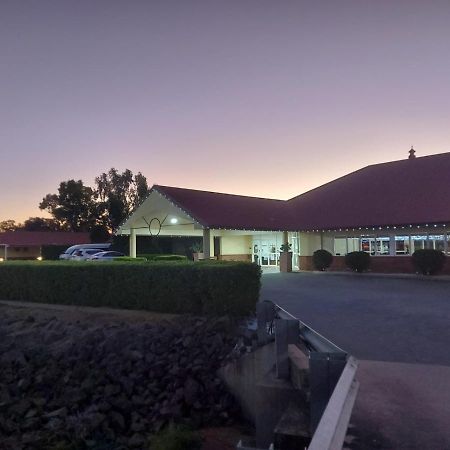Emerald Explorers Inn Екстер'єр фото