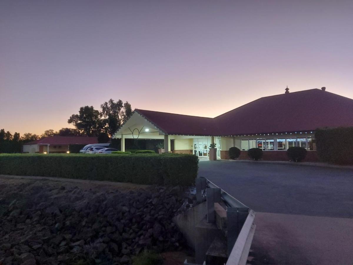 Emerald Explorers Inn Екстер'єр фото