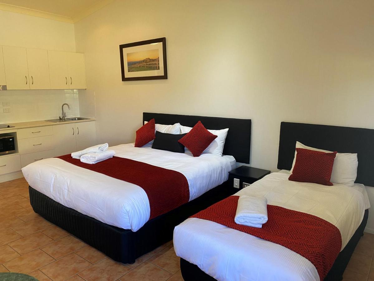 Emerald Explorers Inn Екстер'єр фото