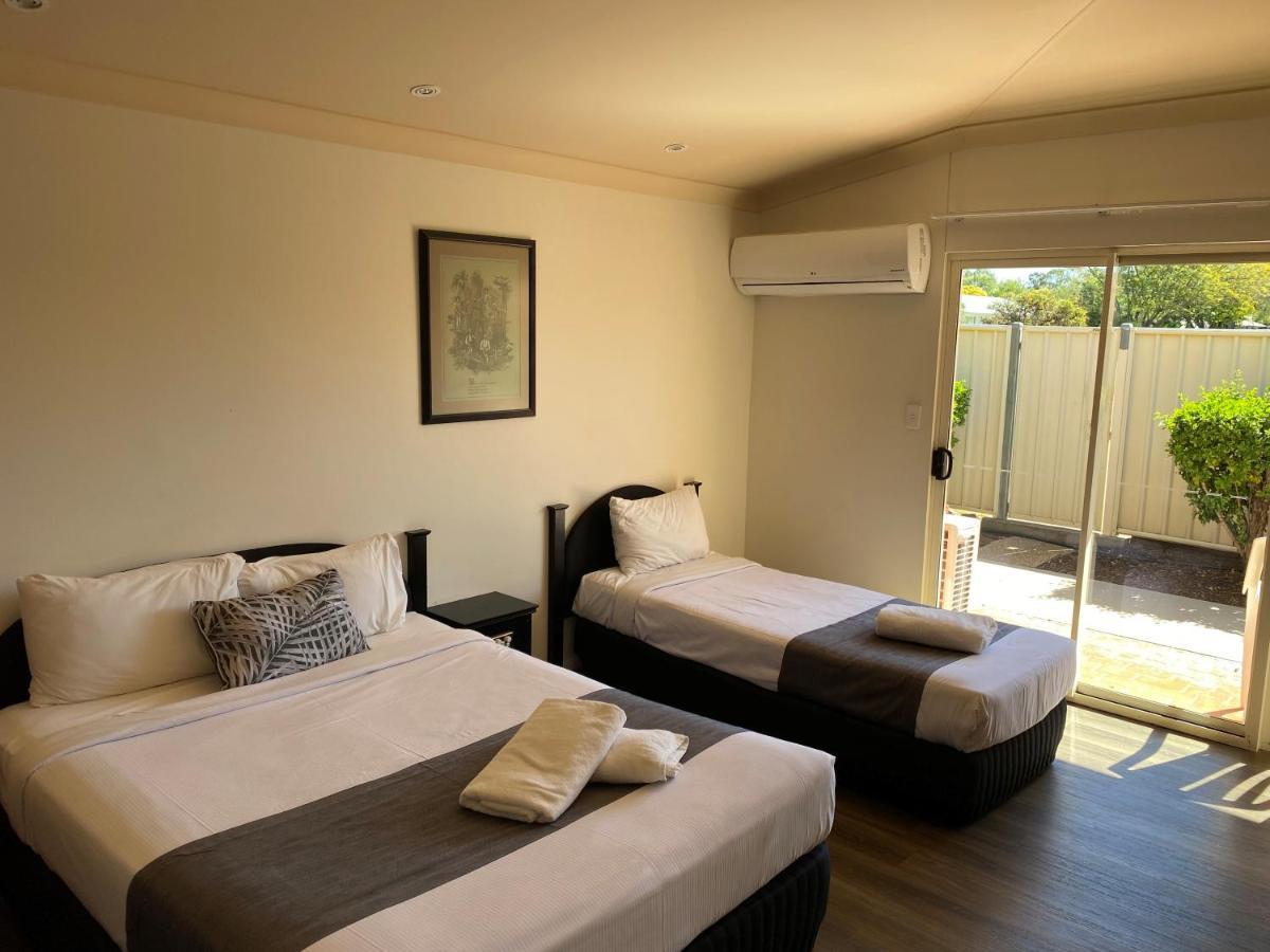 Emerald Explorers Inn Екстер'єр фото