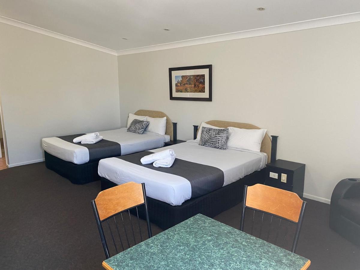Emerald Explorers Inn Екстер'єр фото