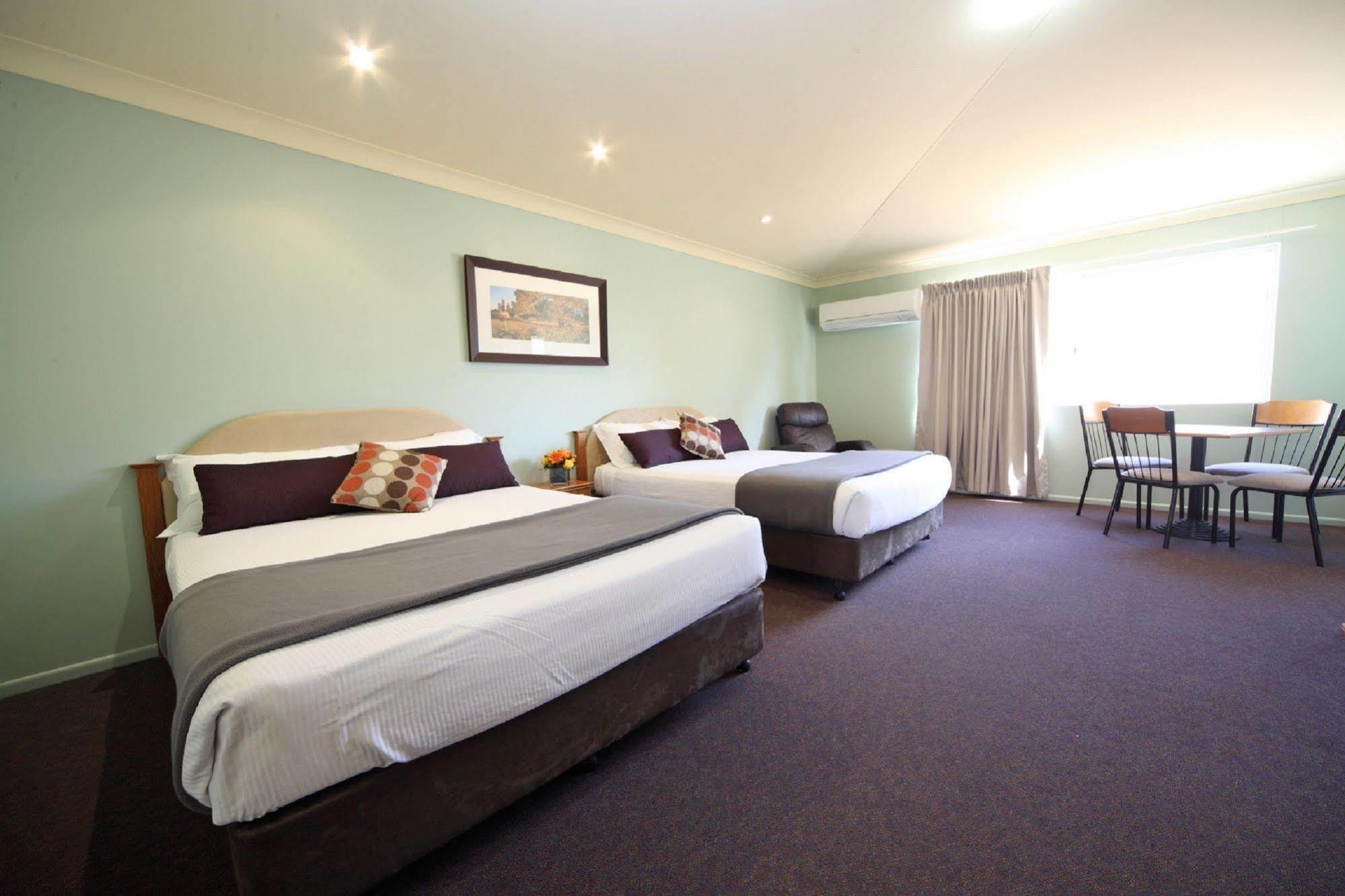 Emerald Explorers Inn Екстер'єр фото
