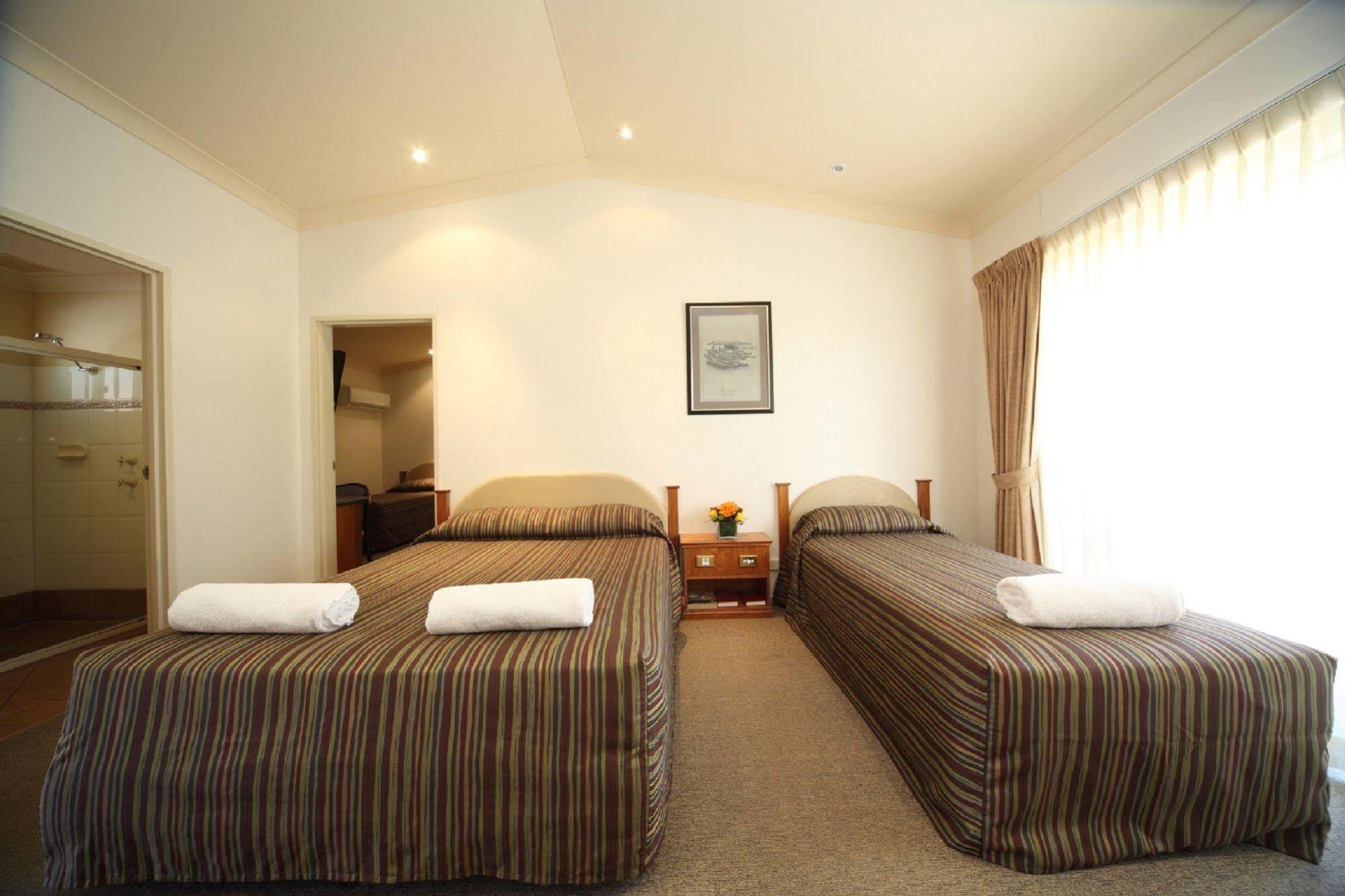 Emerald Explorers Inn Екстер'єр фото
