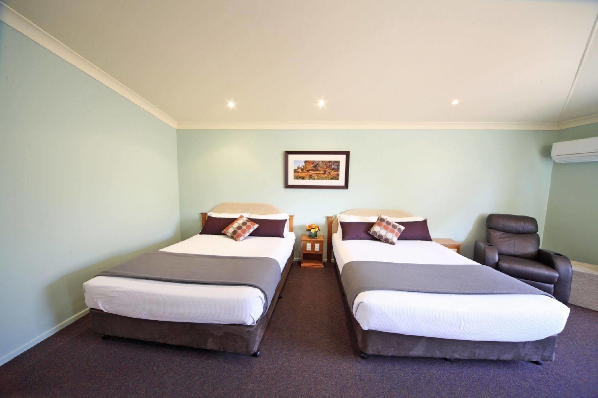 Emerald Explorers Inn Екстер'єр фото