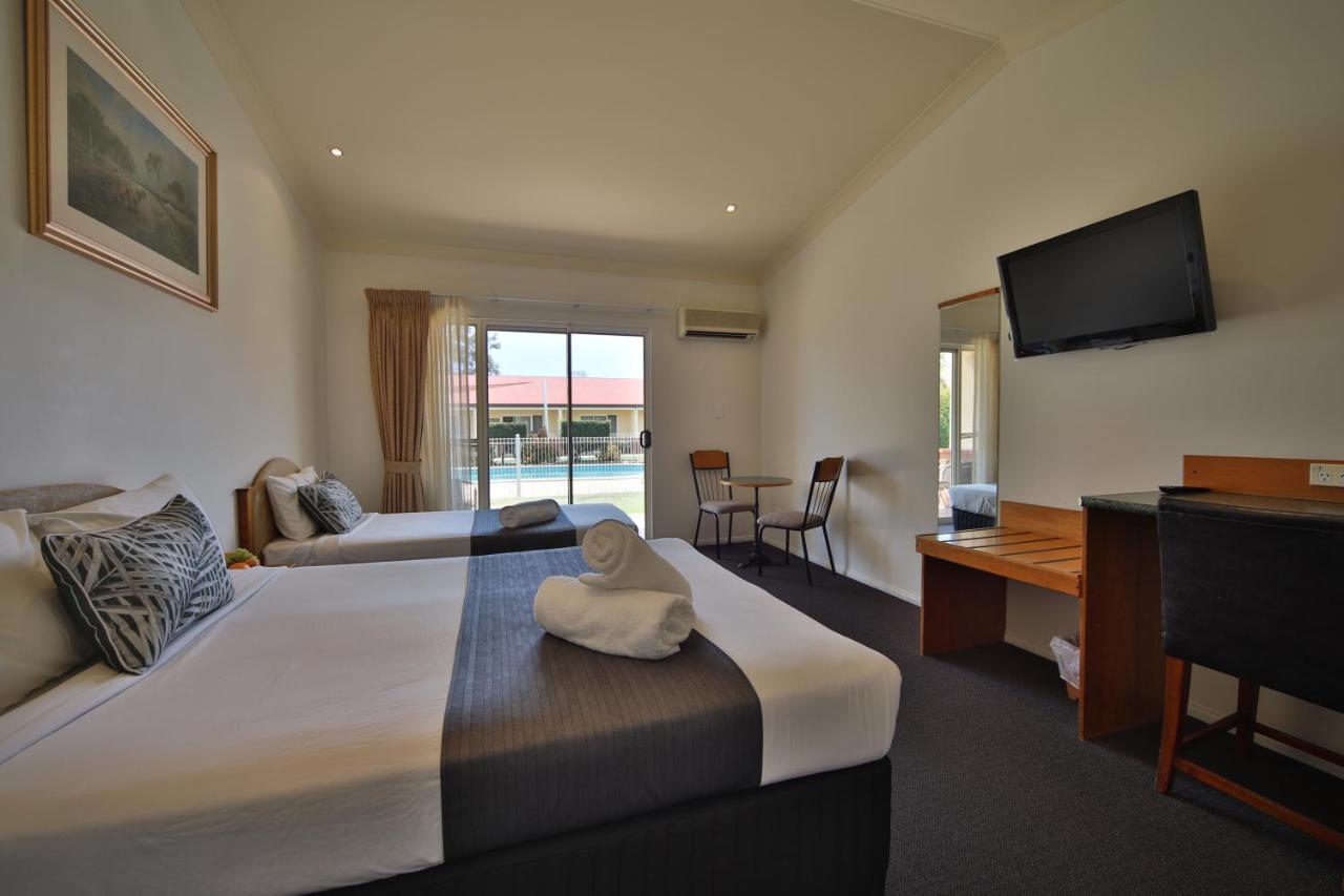 Emerald Explorers Inn Екстер'єр фото