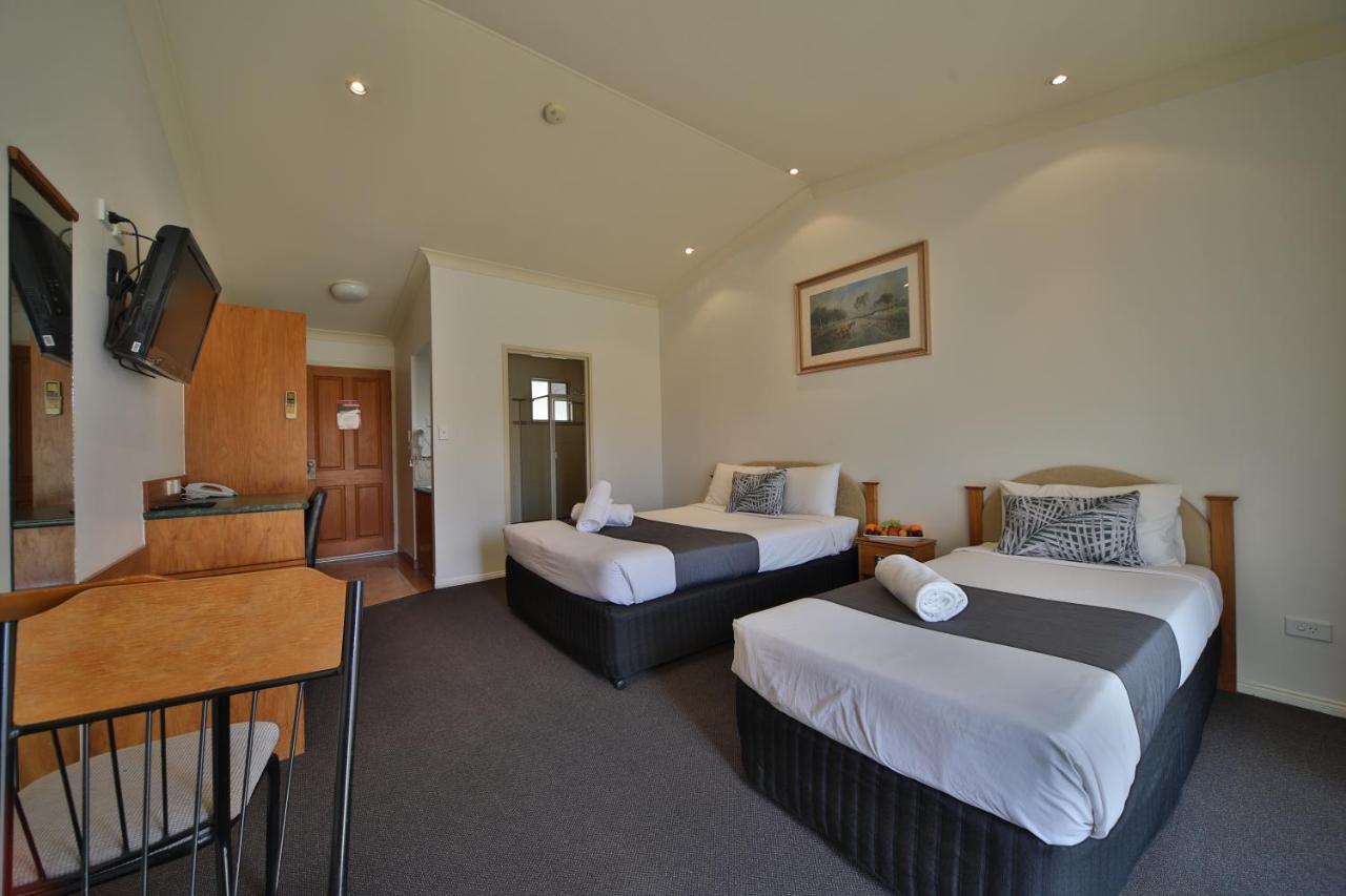 Emerald Explorers Inn Екстер'єр фото